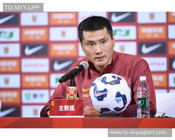 国足主帅邵佳一访问皇马与弗洛伦蒂诺合影并获赠象征荣誉的10号球衣